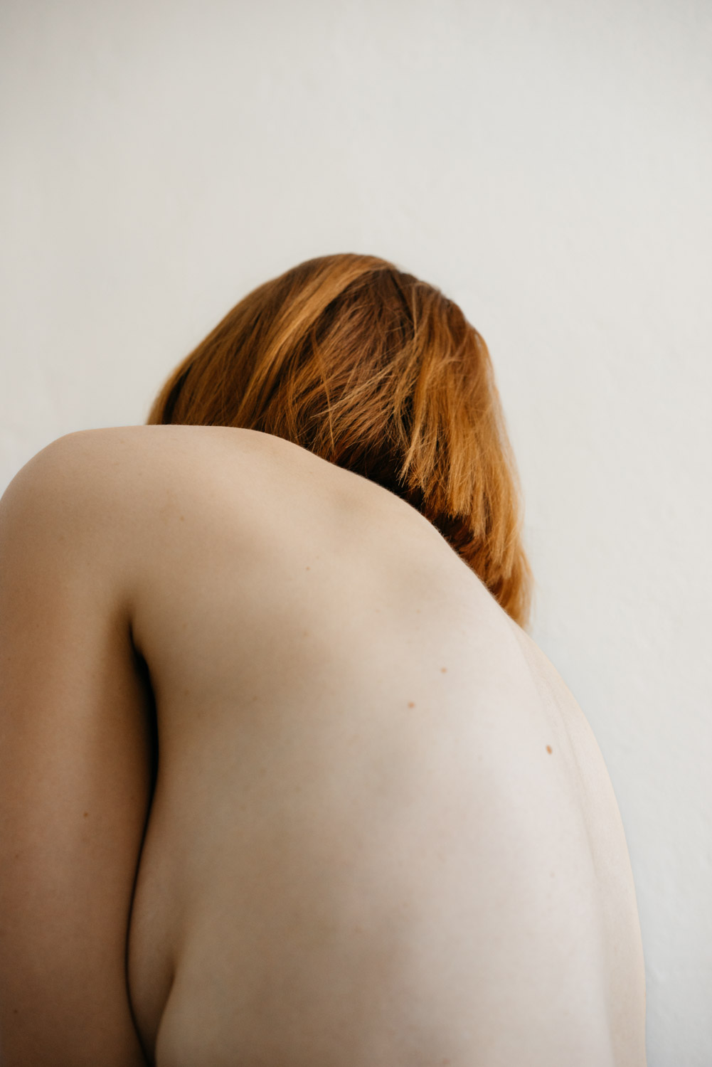 Delphine Millet Fagments - Body back red hair vulnerable dance human condition lonely photography minimalist graphic delicate - Art conceptual photographer in Berlin