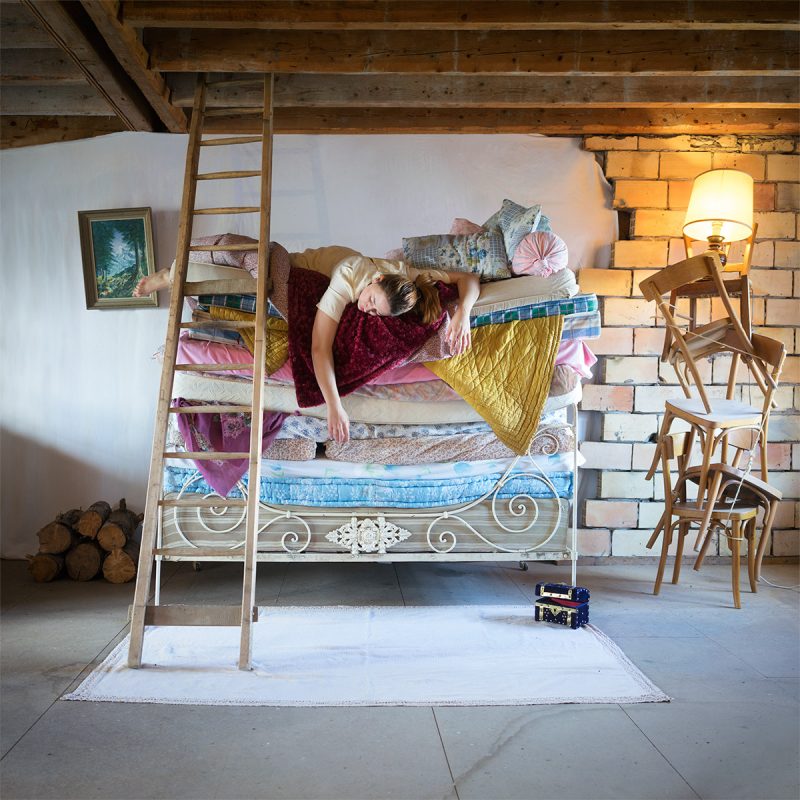 Delphine Millet La princesse au petit pois - Staged photography delicate sensitive funny humor pea princess attic mattress colorful - Art conceptual photographer in Berlin