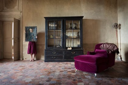 Delphine Millet Jeux d'enfants - Hide and seek colorful alone play staged photography castle child games - Art conceptual photographer in Berlin